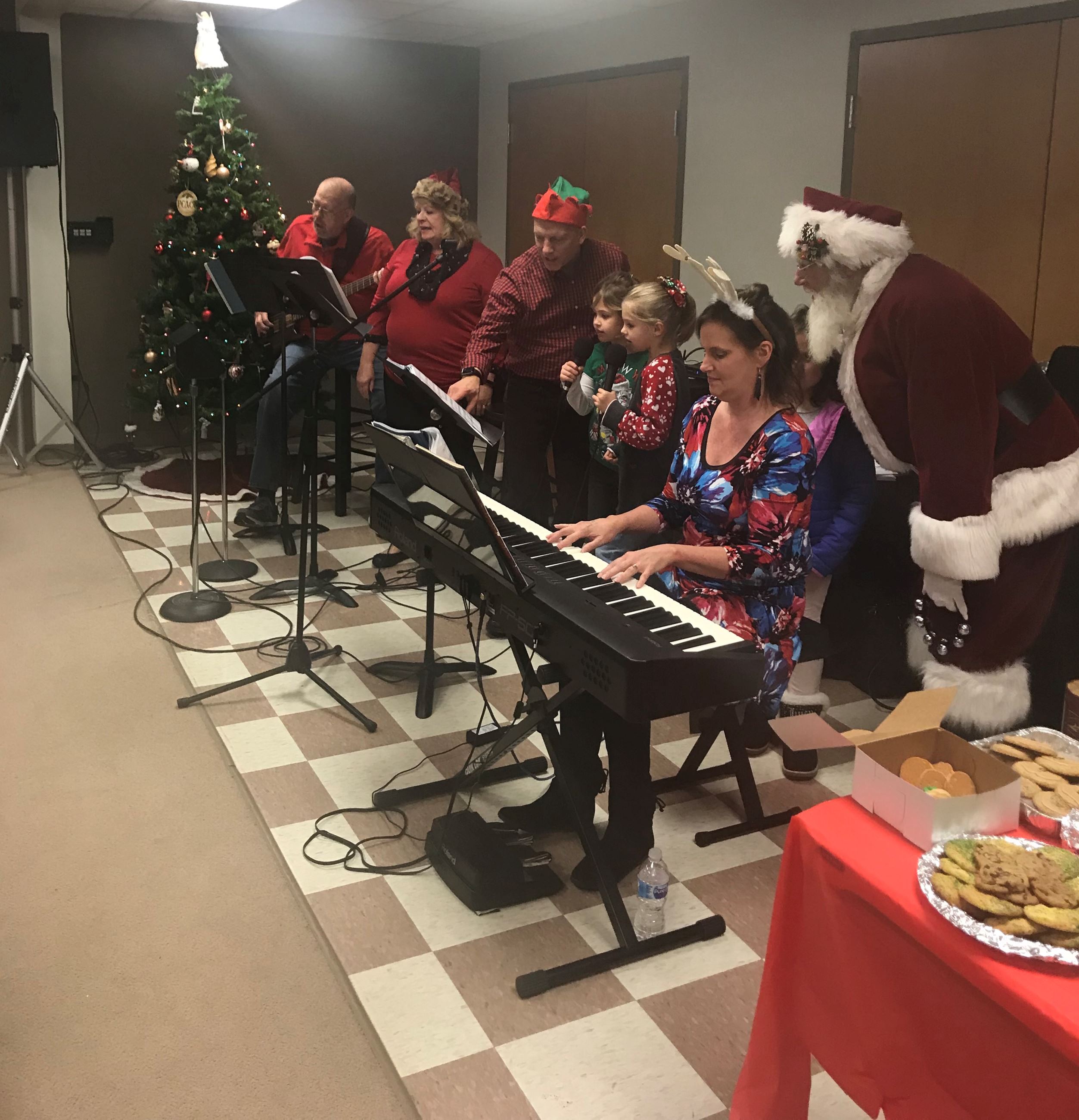 Santa Claus, Kids & the Band singing carols