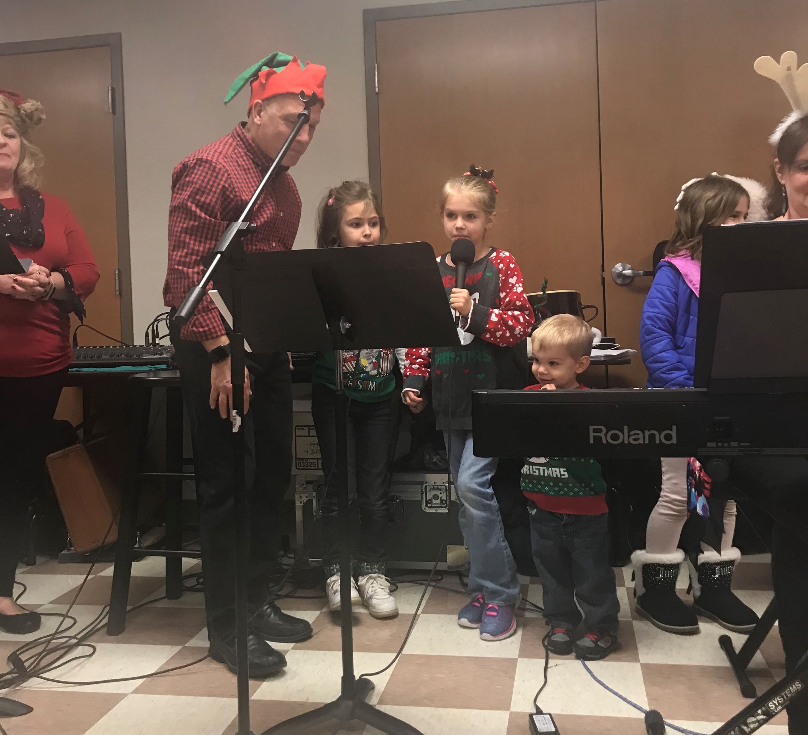 Arnie Forman & Kids singing carols